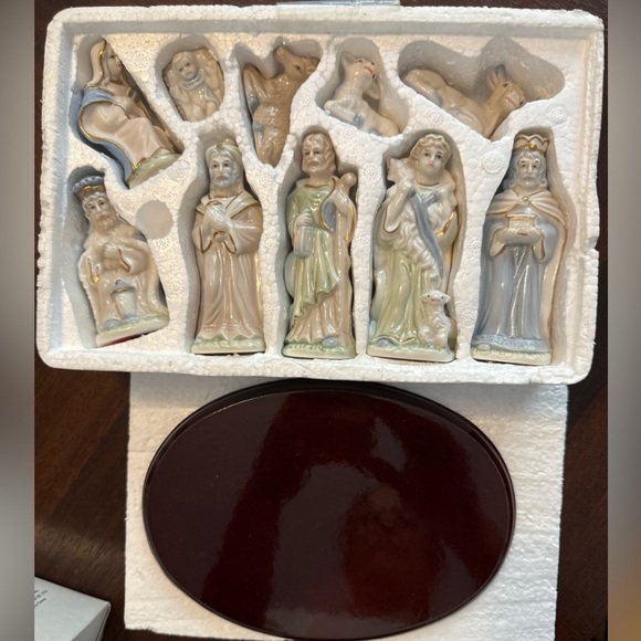 Vintage 11 pc Pastel Porcelain Nativity Set With Wood Base - Picture 2 of 5